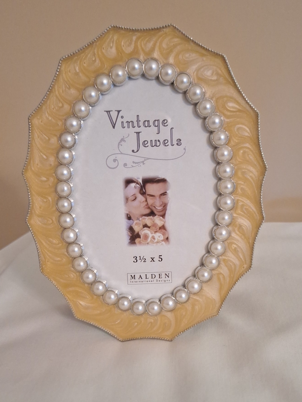 Pearl-Trimmmed Yellow Oval Picture Frame 3.5x5